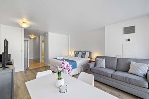 Interior - Prime Waikiki Studio – Walk to the Beach! (Honolulu)