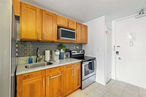Coffee/tea maker, fridge, microwave, oven