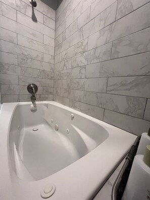 Tina con regadera, tina de hidromasaje, bidet
