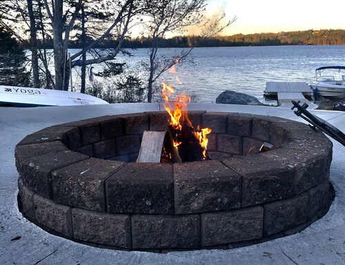 Relaxing, fun family lakefront retreat - 30 mins to Halifax!!  
