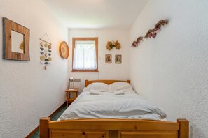 2 bedrooms, WiFi, bed sheets