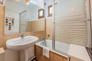 Ensemble douche/baignoire, sĂšche-cheveux, serviettes fournies