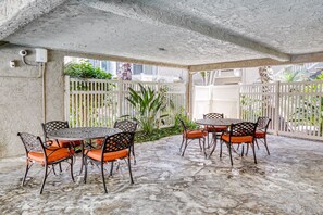 Outdoor dining - Bright Marina Del Rey 1BR w/ Gym & BBQ, nr Venice Beach, by Blueground (Los Angeles)