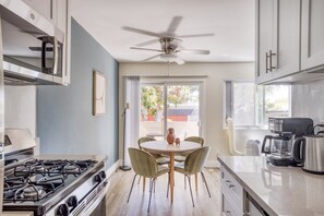 Fridge, microwave, oven, dishwasher - Bright Marina Del Rey 1BR w/ Gym & BBQ, nr Venice Beach, by Blueground (Los Angeles)