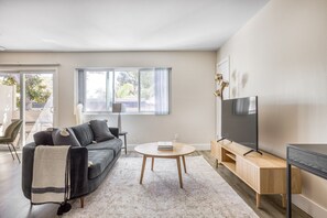 TV, stereo - Bright Marina Del Rey 1BR w/ Gym & BBQ, nr Venice Beach, by Blueground (Los Angeles)