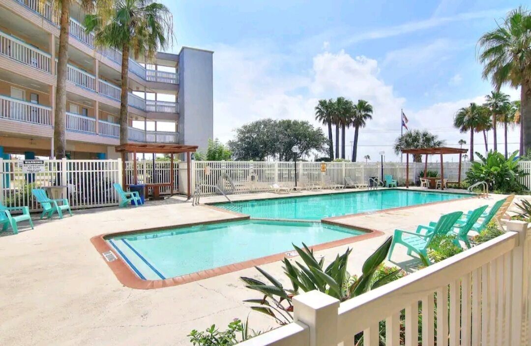 Alberca al aire libre y alberca climatizada