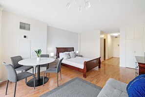 Interior - Waikiki Escape – Perfect Location, Near the Beach! (Honolulu)