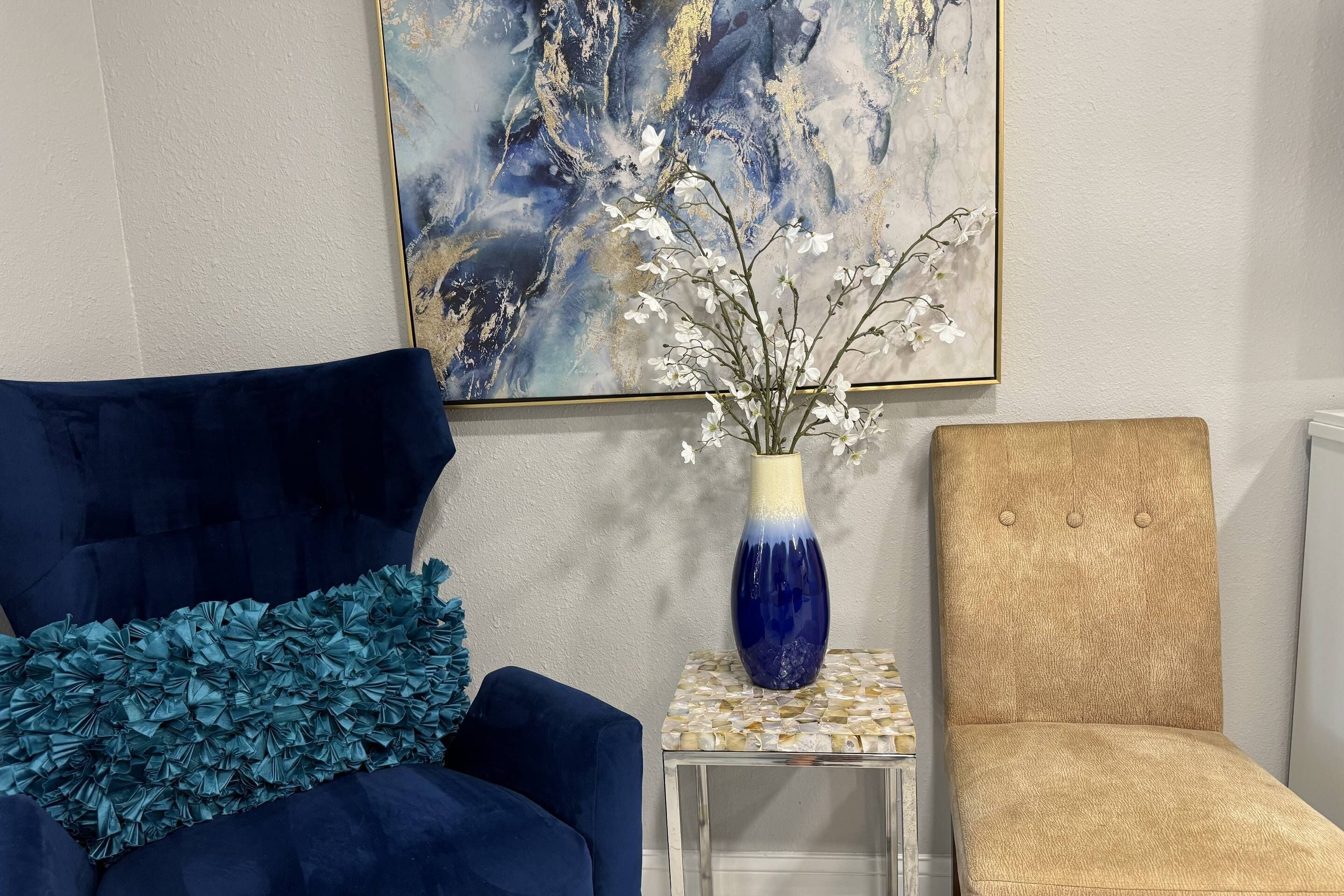 Lakeside Luxury Studio in Golf Resort: Tranquil Views, Comfortable Amenities, Prime Location