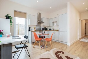 Fridge, oven, stovetop, cookware/dishes/utensils - Elegant Luxury Flat, Converted Pub with Free Parking (Stockcross)