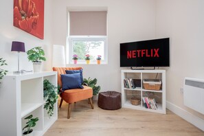 Smart TV, books - Elegant Luxury Flat, Converted Pub with Free Parking (Stockcross)