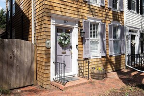 Exterior detail - Private yard and screened porch at Historic happy home, steps to Main Street with parking (Annapolis)