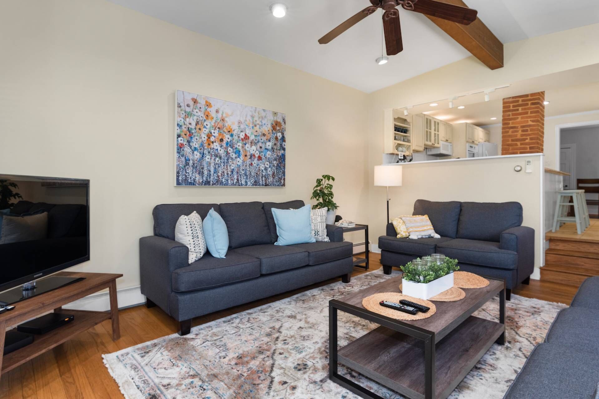 Historic happy home, steps to Main Street, parking and lots of outdoor space