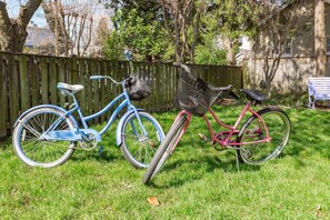 Property grounds - Private yard and screened porch at Historic happy home, steps to Main Street with parking (Annapolis)