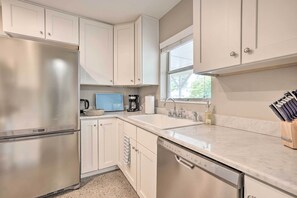 Fridge, microwave, stovetop, dishwasher - Tampa Home Near Boat Ramp ~ 10 Mi to Dtwn! (Tampa)