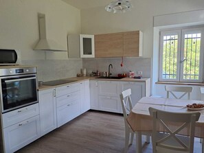 Fridge, microwave, oven, stovetop - Farmhouse in the valleys of Montefeltro 5 miles from San Leo (Montemaggio)