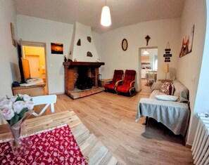 Smart TV, fireplace - Farmhouse in the valleys of Montefeltro 5 miles from San Leo (Montemaggio)