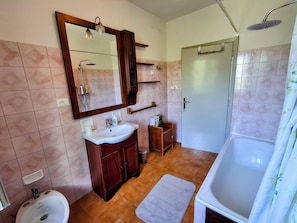 Badekar, hårtørrer, bidet, håndklæder