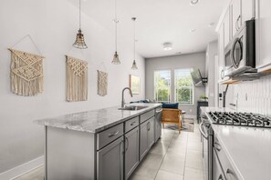 Refrigerador, microondas, lavavajillas y cafetera y tetera 