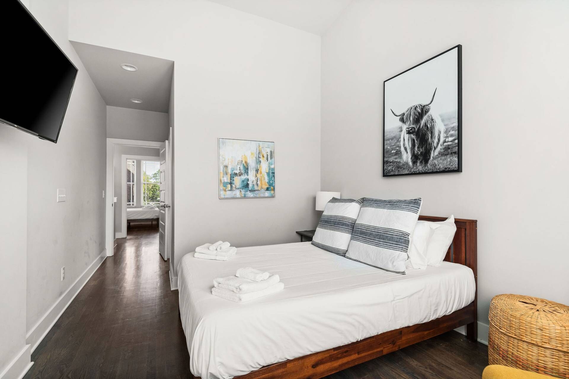 CH7 ~ Clean Townhouse Near Downtown ~ 2 Miles to Broadway ~ Ensuite Bathrooms ~ Free Parking