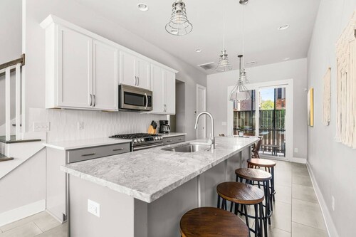 CH7 ~ Clean Townhouse Near Downtown ~ 2 Miles to Broadway ~ Ensuite Bathrooms ~ Free Parking