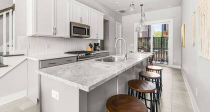CH7 ~ Clean Townhouse Near Downtown ~ 2 Miles to Broadway ~ Ensuite Bathrooms ~ Free Parking