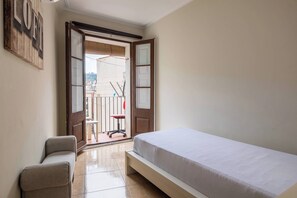 4 habitaciones, tabla de planchar con plancha, internet y ropa de cama 