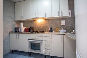 Kühlschrank, Mikrowelle, Ofen, Wasserkocher mit Kaffee-/Teezubehör