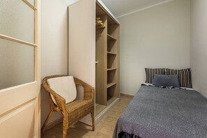 3 bedrooms, iron/ironing board, internet, bed sheets