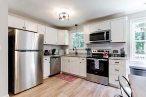 Geladeira, micro-ondas, fogão, cooktop