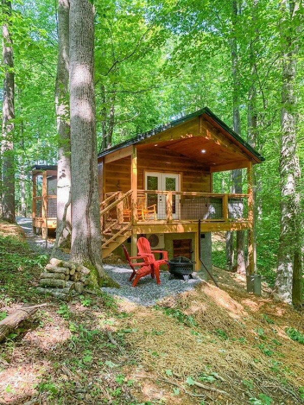 Exterior - Romantic Smoky Mountain Cabin, w/ King Bed, Hot Tub, Easy Access & Fast Wi-Fi (Sevierville)