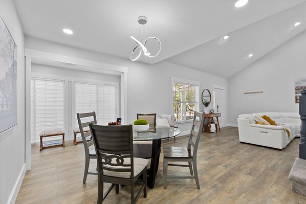 Living area - Luxurious, peaceful and cozy townhome in the heart of Pinehurst (Pinehurst)