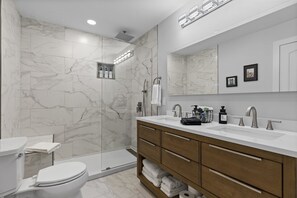 Douche, sèche-cheveux, serviettes fournies, savon