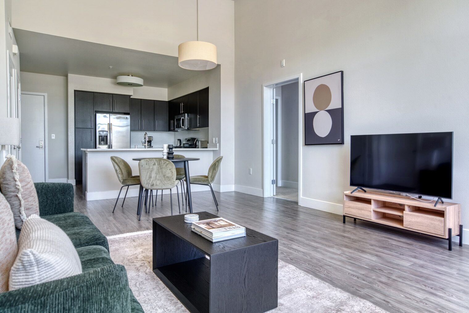 Een televisie en een stereo