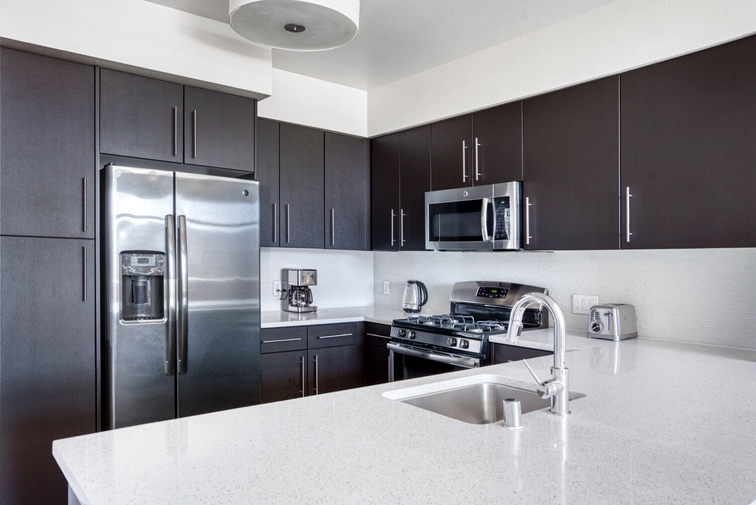 Een koelkast, een magnetron, een oven, een vaatwasser