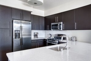 Fridge, microwave, oven, dishwasher - Gorgeous Redwood City 2BR w/ A/C, Gym & W/D, nr Caltrain, by Blueground (Redwood City)