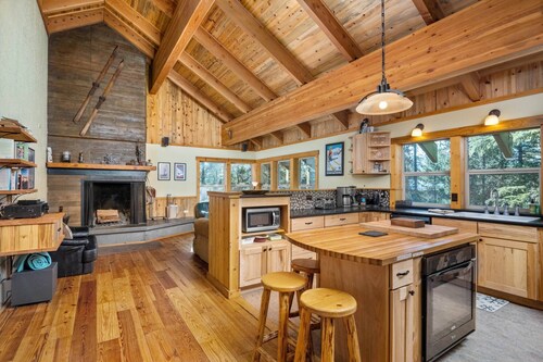 Fantastic Custom Mountain Cabin w/ Lodge Vibes, Hot Tub, Home Theater