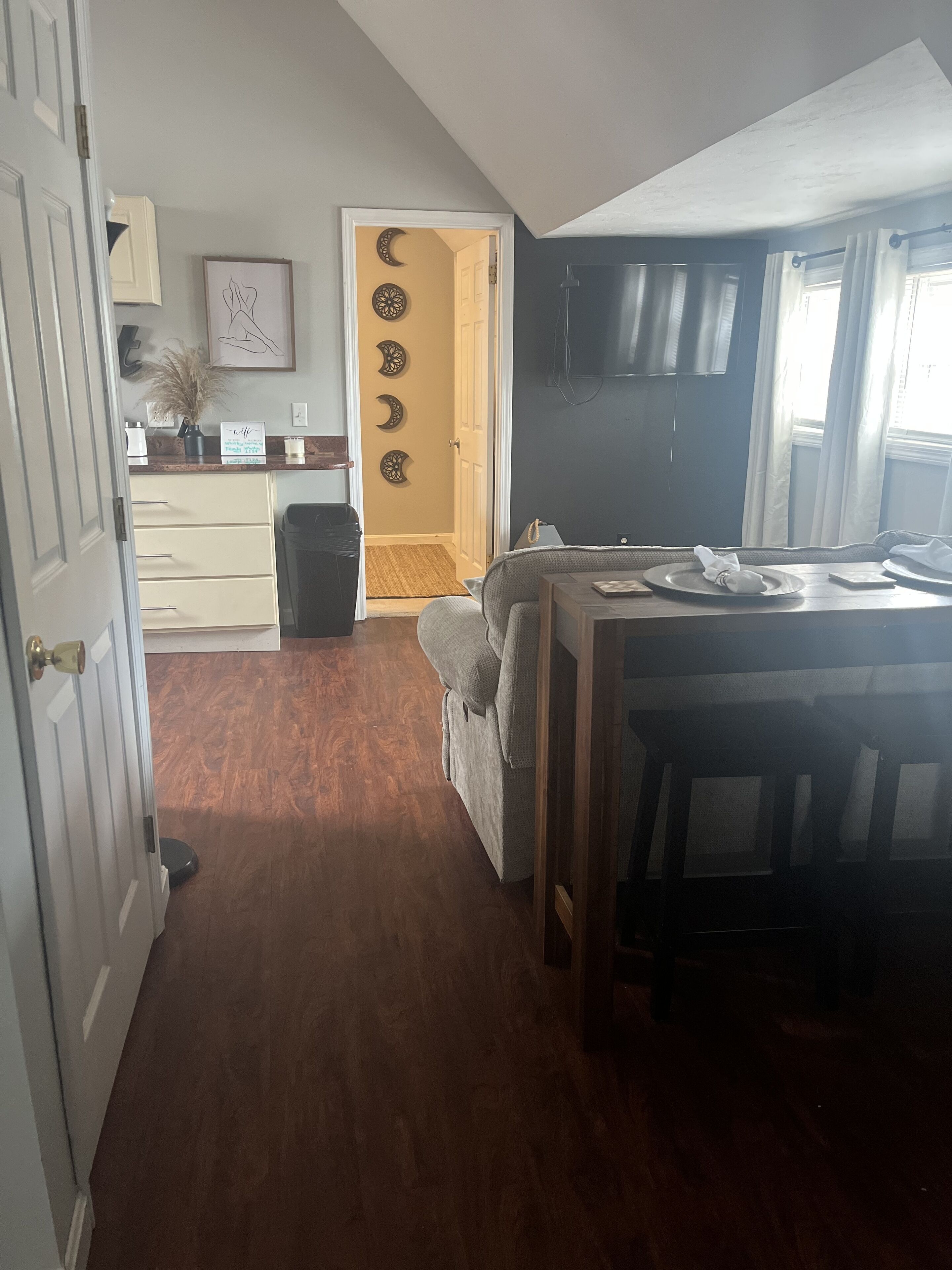 Cozy and Modern Suite