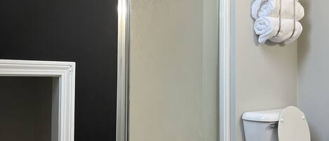 Dusche, Haartrockner, Handtücher, Seife