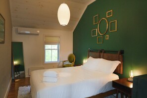 2 bedrooms, desk, iron/ironing board, travel crib