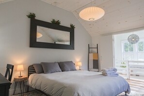 2 habitaciones, escritorio y tabla de planchar con plancha