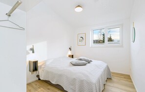 4 bedrooms, free WiFi, bed sheets - Stunning Home in Lembruch/dümmer See With 3 Bedrooms, Wifi and Indoor Swimming Pool (Lembruch)