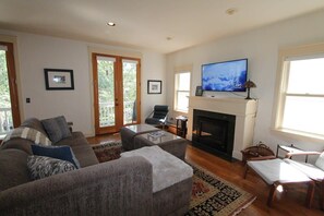 TV, fireplace, DVD player, offices - Big Sky House, Pitchfork, Garage, Dog Friendly (Mt. Crested Butte)