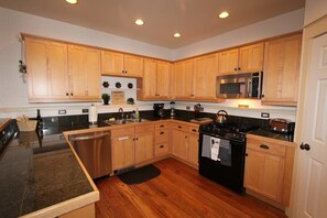 Fridge, microwave, oven, stovetop - Big Sky House, Pitchfork, Garage, Dog Friendly (Mt. Crested Butte)