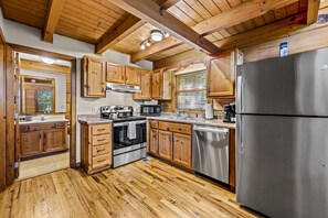 Fridge, microwave, oven, stovetop - Family Friendly Cabin HotTub Games, Minutes to Dollywood & The Parkway. (Sevierville)