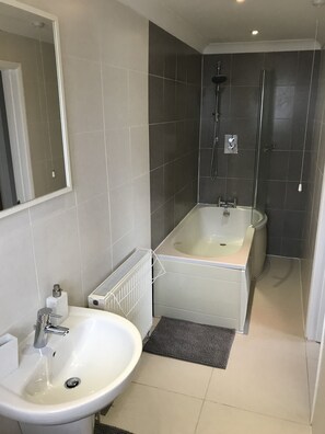 Combined shower/tub - Quiet, spacious and modern maisonette (Brighton)