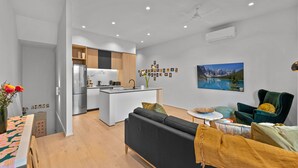 A modern apartment with a kitchen, living area, and dining space. - StayCentral - Boulevard Gardens (Coburg)