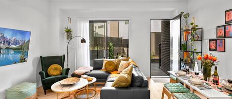 Deluxe resortwoning | Woonruimte | Een 65-inch smart-tv met digitale zenders, een televisie en Netflix