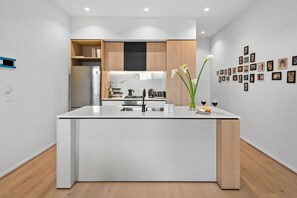 Deluxe Townhome | Private kitchen | Fridge, microwave, oven, stovetop - StayCentral - Boulevard Gardens (Coburg)