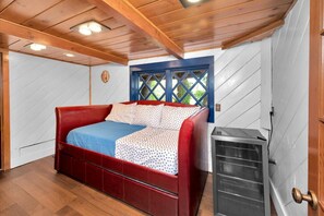 4 slaapkamers, een bureau, een strijkplank/strijkijzer, reisbedje