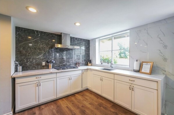 Fridge, oven, stovetop, coffee/tea maker